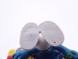 Schtroumpf avec cadeau et fleurs - photo