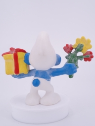 Schtroumpf avec cadeau et fleurs - photo