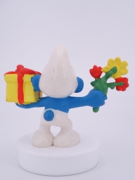 Schtroumpf avec cadeau et fleurs - photo