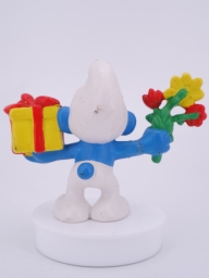 Schtroumpf avec cadeau et fleurs - photo