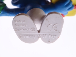 Schtroumpf avec cadeau et fleurs - photo