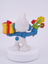 Schtroumpf avec cadeau et fleurs - photo