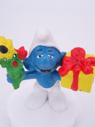 Schtroumpf avec cadeau et fleurs - photo
