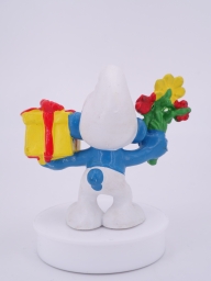 Schtroumpf avec cadeau et fleurs - photo