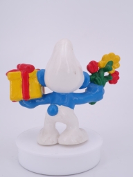 Schtroumpf avec cadeau et fleurs - photo