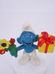 Schtroumpf avec cadeau et fleurs - photo
