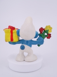 Schtroumpf avec cadeau et fleurs - photo