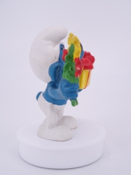 Schtroumpf avec cadeau et fleurs - photo