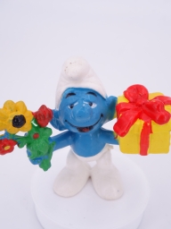 Schtroumpf avec cadeau et fleurs - photo