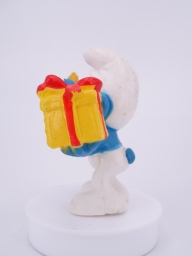 Schtroumpf avec cadeau et fleurs - photo