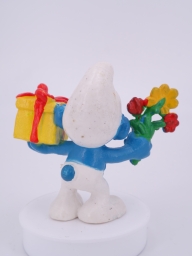 Schtroumpf avec cadeau et fleurs - photo