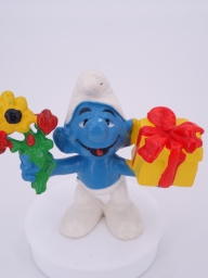 Schtroumpf avec cadeau et fleurs - photo