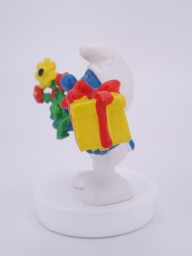 Schtroumpf avec cadeau et fleurs - photo