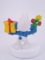 Schtroumpf avec cadeau et fleurs - photo