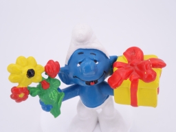 Schtroumpf avec cadeau et fleurs - photo