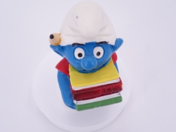 Schtroumpf étudiant avec pile de livres - photo