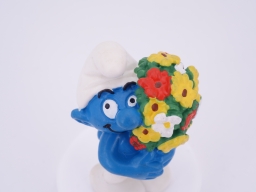 Schtroumpf avec bouquet de fleurs - photo