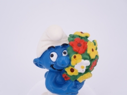 Schtroumpf avec bouquet de fleurs - photo