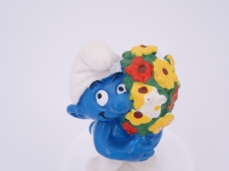 Schtroumpf avec bouquet de fleurs - photo