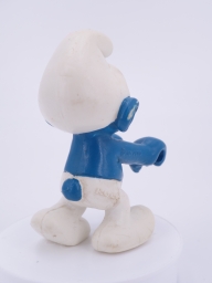 Schtroumpf avec tondeuse à gazon - photo