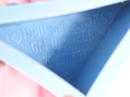 Schtroumpf blessé avec béquille - photo