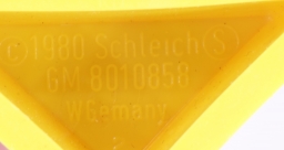 Schtroumpfette avec poussin qui sort d'un œuf - photo