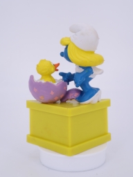 Schtroumpfette avec poussin qui sort d'un œuf - photo