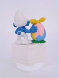 Schtroumpf avec œuf avec nœud - photo