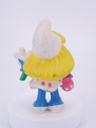 Schtroumpfette avec fleurs - photo