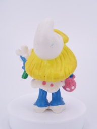 Schtroumpfette avec fleurs - photo