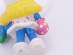 Schtroumpfette avec fleurs - photo