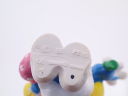 Schtroumpfette avec fleurs - photo