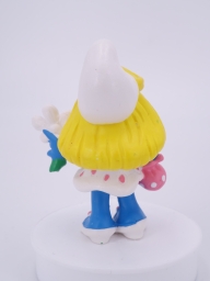 Schtroumpfette avec fleurs - photo