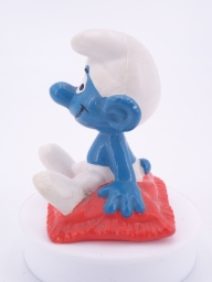 Schtroumpf assis sur un coussin - photo