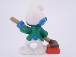 Schtroumpf qui passe le balais (gardien) - photo