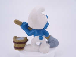 Schtroumpf avec serpillère et seau - photo