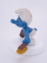 Schtroumpf avec balayette et pelle - photo