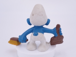 Schtroumpf avec balayette et pelle - photo