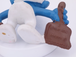 Schtroumpf avec balayette et pelle - photo