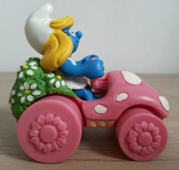 Schtroumpfette en voiture - photo