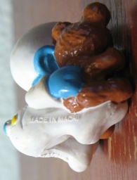 Bébé Schtroumpf avec ourson en peluche - photo