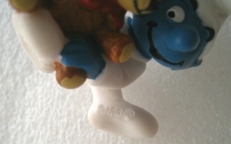 Bébé Schtroumpf avec ourson en peluche - photo