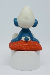 Schtroumpf assis sur un coussin - photo