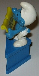 Schtroumpf chanteur avec partition - photo