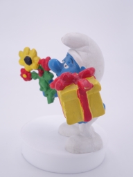 Schtroumpf avec cadeau et fleurs - photo