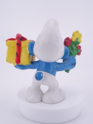 Schtroumpf avec cadeau et fleurs - photo