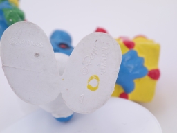 Schtroumpf avec cadeau et fleurs - photo