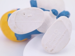 Schtroumpf gourmand avec gâteau - photo