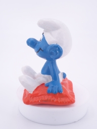 Schtroumpf assis sur un coussin - photo