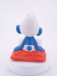 Schtroumpf assis sur un coussin - photo